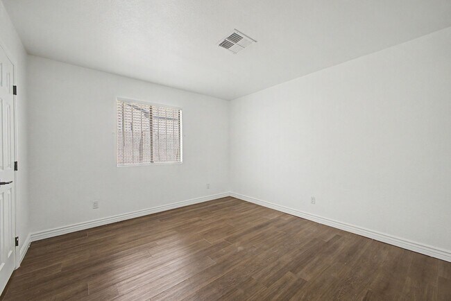 Building Photo - 1438 E Adams St