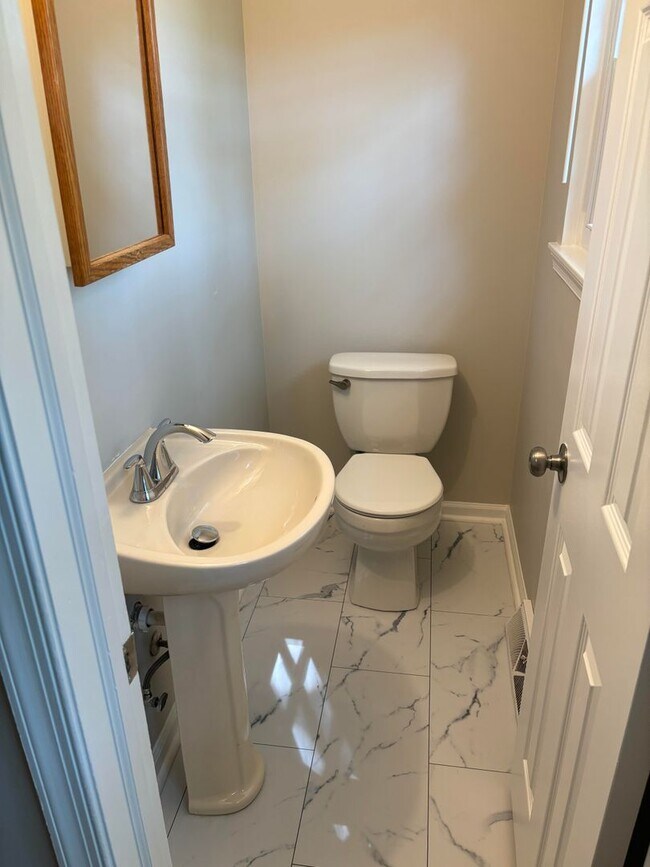 Building Photo - 3 Bedroom Townhome in Emmaus