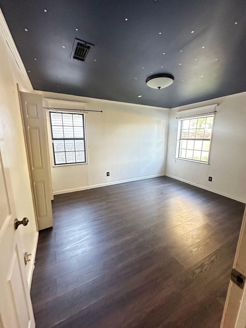 Building Photo - 3301 Thunderbird Ln