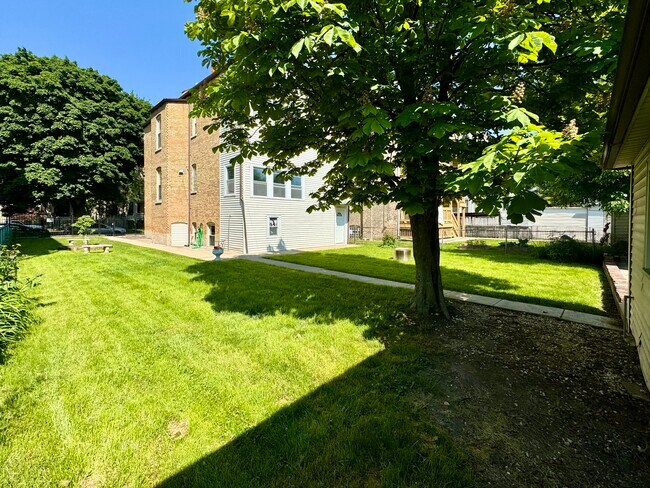 Huge side and back yards - 2721 N Monticello Ave