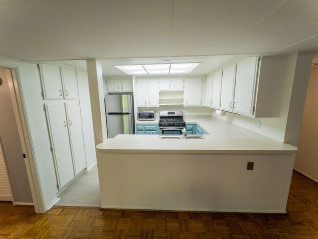 Building Photo - Large 2bed/ 2 bath corner unit in the heart of Silverlake with Hot Tub, Pool, Gated Parking and P...