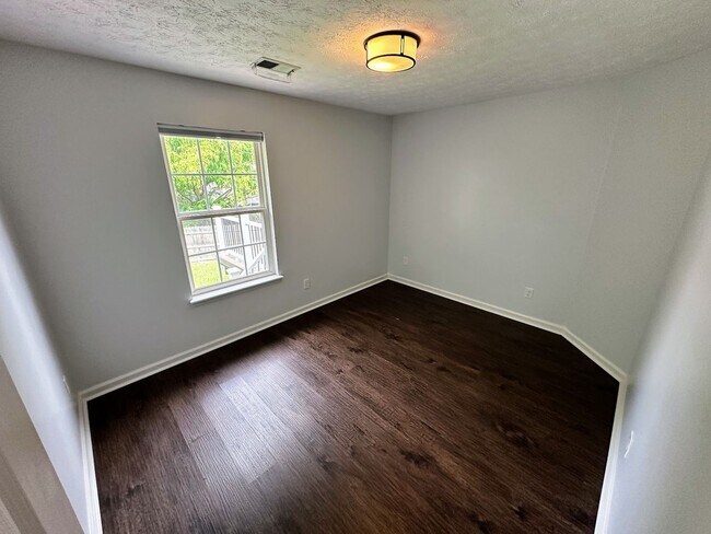 Building Photo - 3821 Landridge Dr