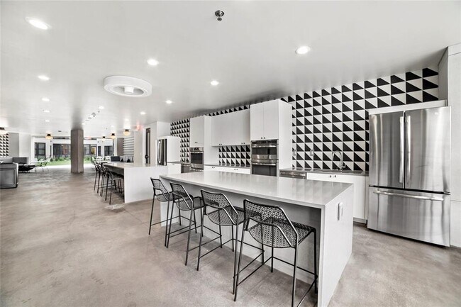 Building Photo - 800 Embassy Dr