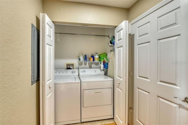 Building Photo - Annual UNfurnished 2/2 condo on top floor ...