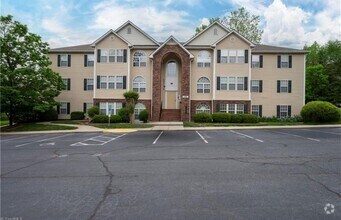 Building Photo - Updated 2-Bedroom Condo in Winston-Salem