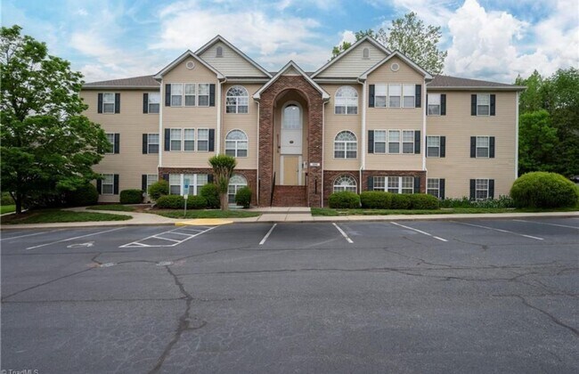 Primary Photo - Updated 2-Bedroom Condo in Winston-Salem
