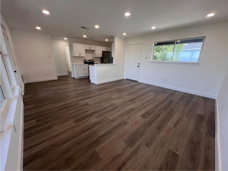 Building Photo - 450 Shady Bluff Dr