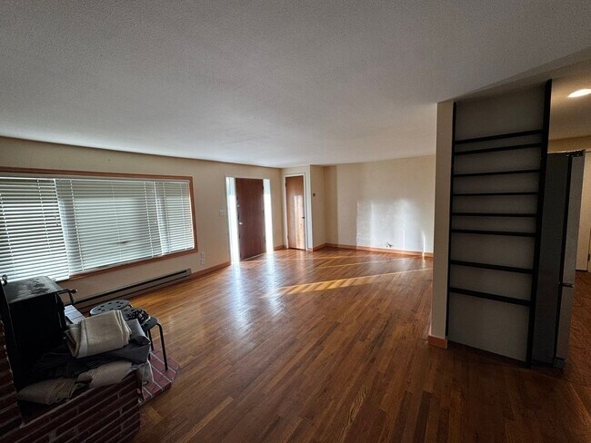 Building Photo - *Move-in Special - $200 off 1st Month's Rent* Updated 3-Bed Home in Desirable South Eugene