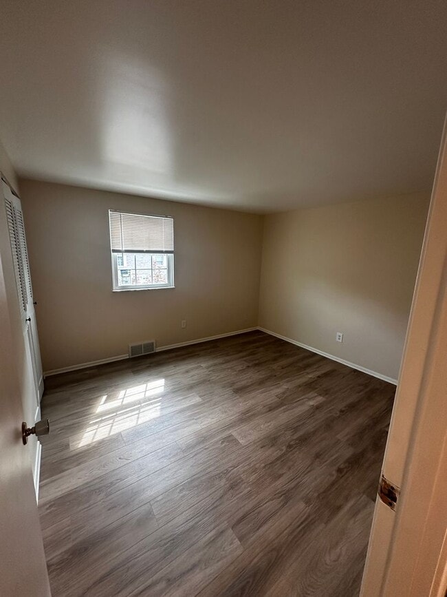 Building Photo - Charming 2 Bedroom Townhouse Available Now...