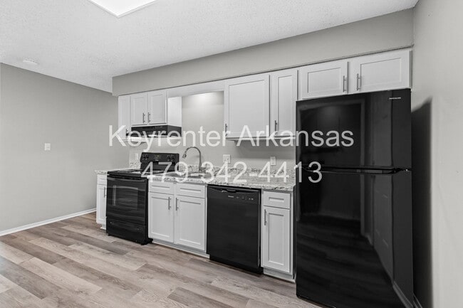 Building Photo - Newly Renovated Duplex in West Fayetteville!