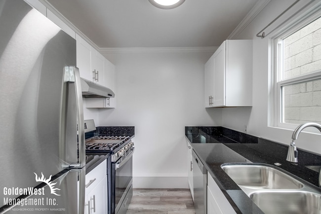 Building Photo - Remodeled 1Bdm 1Ba Upstairs Condo in the H...