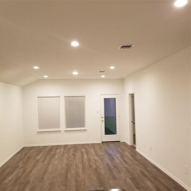 Building Photo - 5703 Avalon Woods Dr