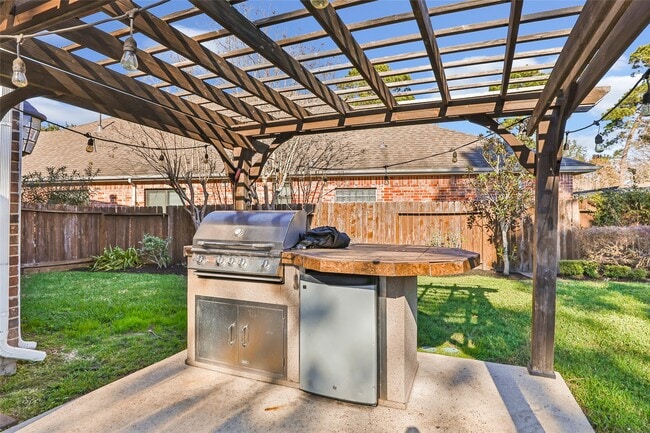 Building Photo - 16942 Lake Willowby Ln