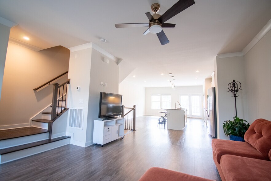 Building Photo - 914 Avast Way