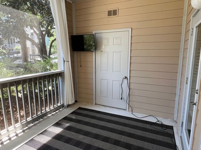 Building Photo - Unfurnished First Floor Condo w/ Garage!