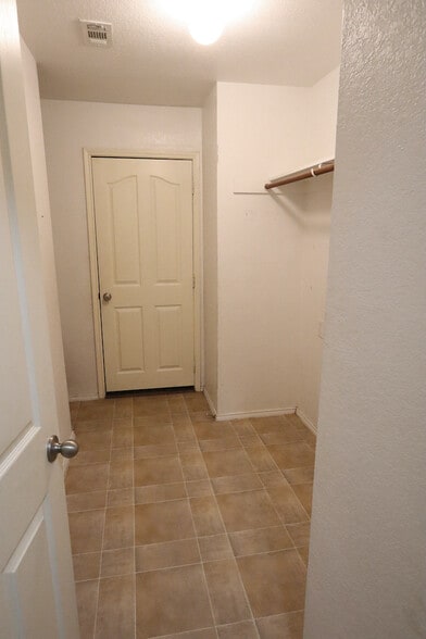 Building Photo - 1000 Warbler Ln