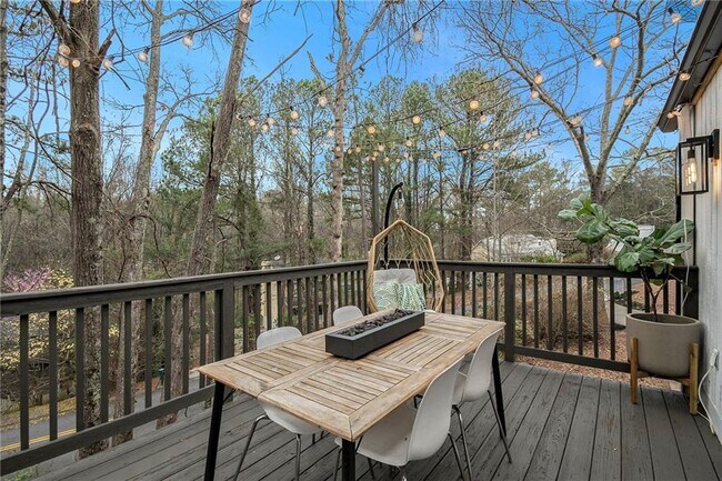 Building Photo - 1850 Cedar Cliff Dr