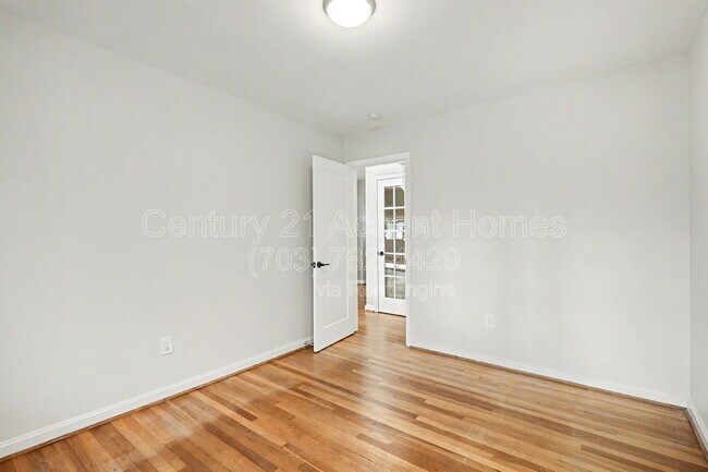 Building Photo - 3107 Valley Ln