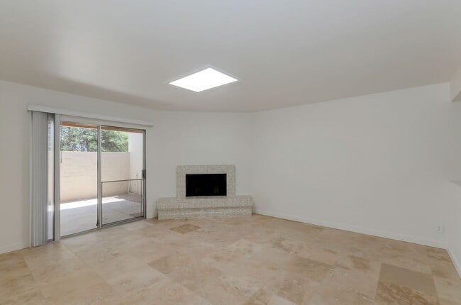 Building Photo - 2720 N Beverly Ave