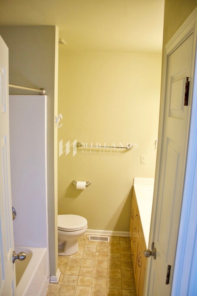 Building Photo - Springhill Split Entry
