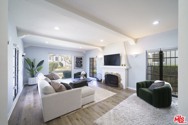 Building Photo - 1032 Masselin Ave