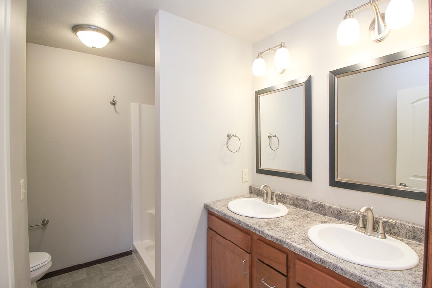 Building Photo - 320 Vernon Dr