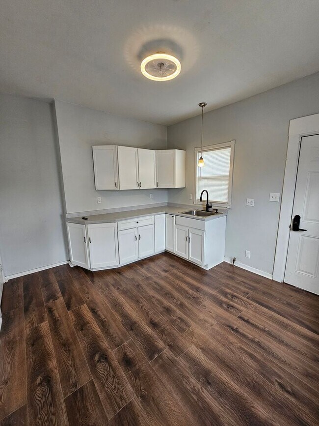 Building Photo - Wakefield7010-7014