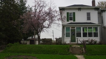 Building Photo - 715 Elm St