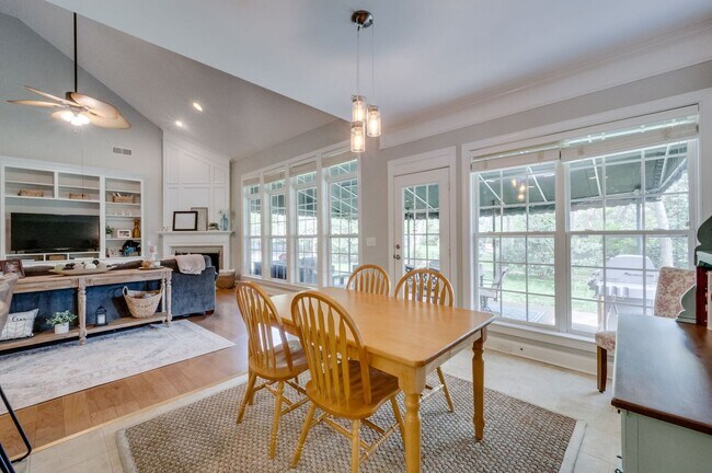 Building Photo - 4 Bedroom, 3.5 Bathroom Executive Home with Fenced Yard and 3 Car Garage.