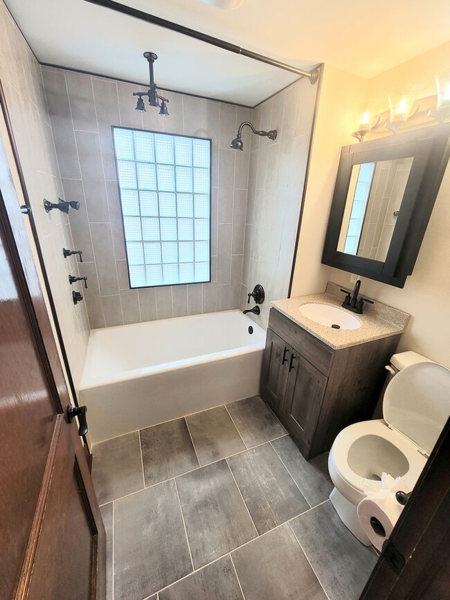 Building Photo - Charming 4 Bedroom on the North Side of Ma...
