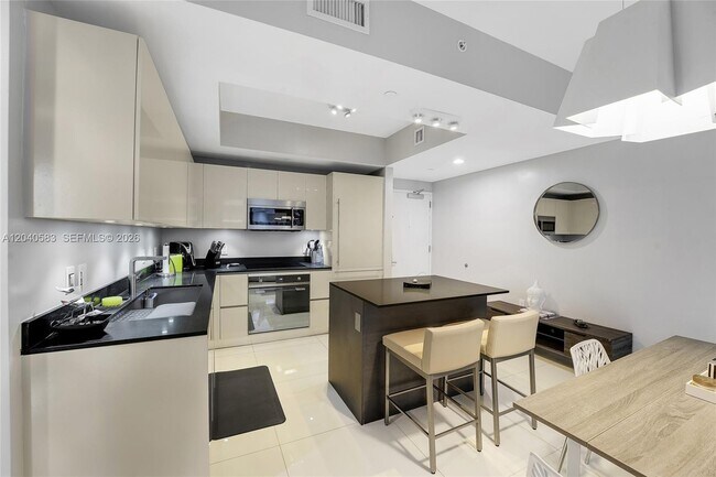 Building Photo - 1010 Brickell Ave