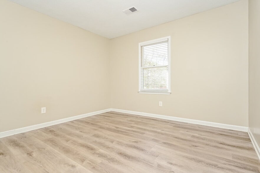 Building Photo - 120 Tanglewood Dr