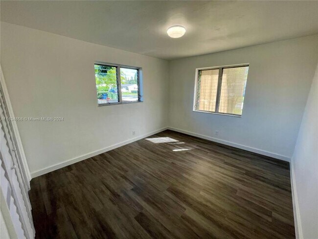 Building Photo - 2 bedroom in Hallandale FL 33009