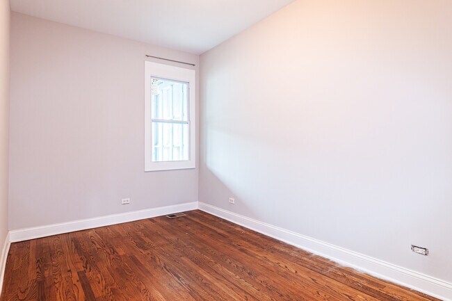 Building Photo - 2509 W Diversey Ave