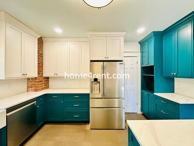 Building Photo - Beautiful, KCMO Home with Historic Charm, Updated Kitchen, Wood Floors and a Fenced Yard!
