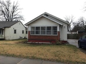 Building Photo - HOUSE...fenced in backyard