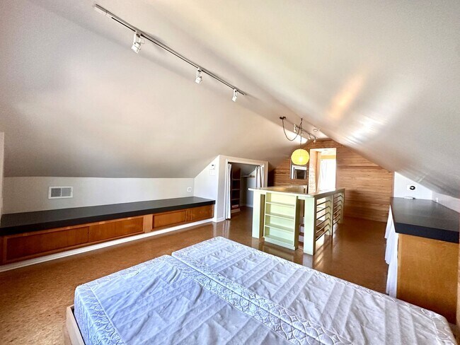 Building Photo - Charming Mid-Tulsa Home