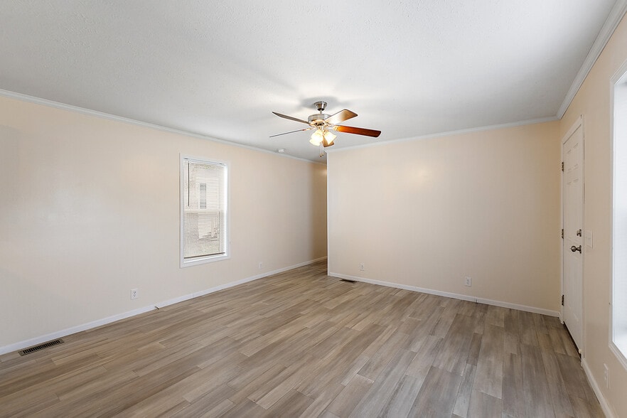 Building Photo - 4418 E Daisy Ln