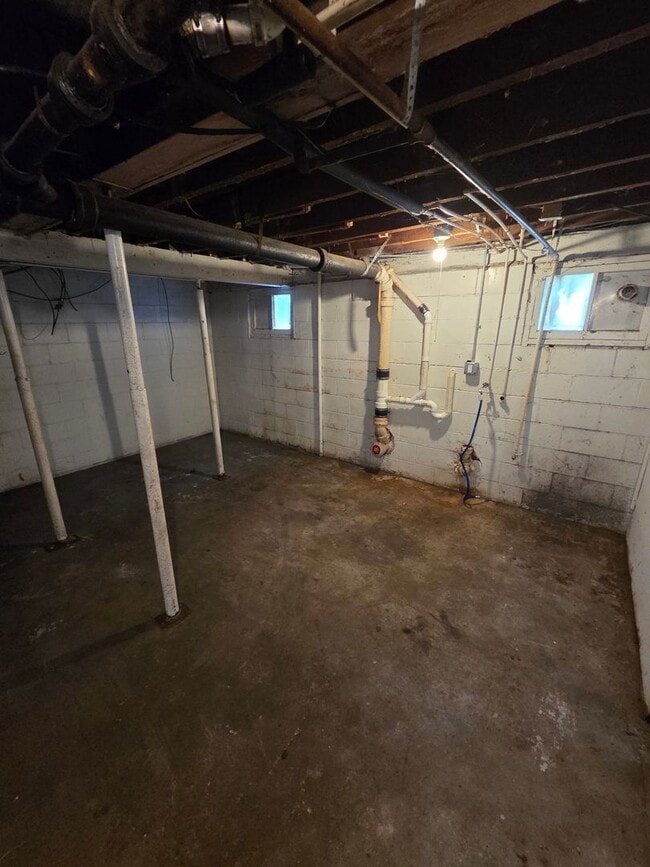 Building Photo - 1192 Maple St