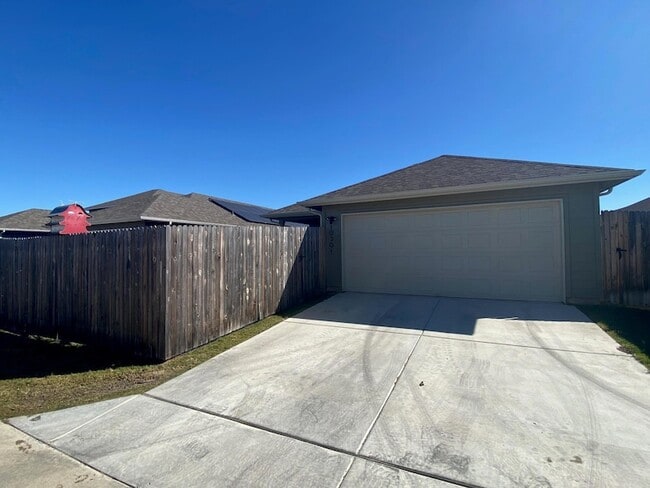 Building Photo - 10301 Mager Ln