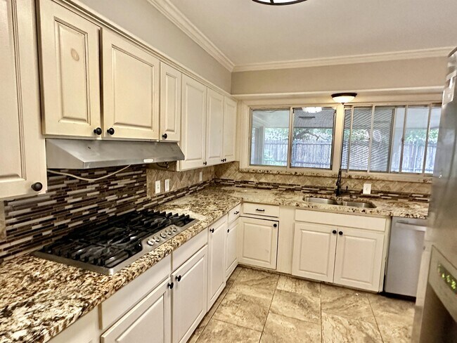 Building Photo - 1926 Laurelwood Dr