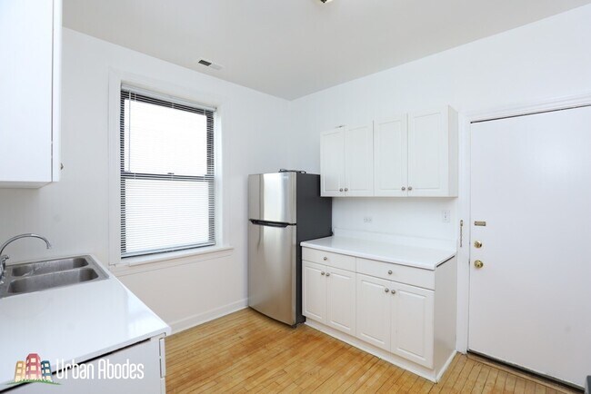 Building Photo - 2407 W Wilson Ave