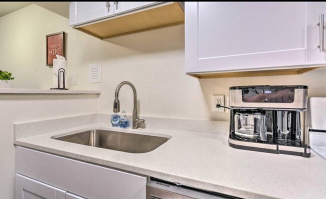 Building Photo - 4015 W 7th St