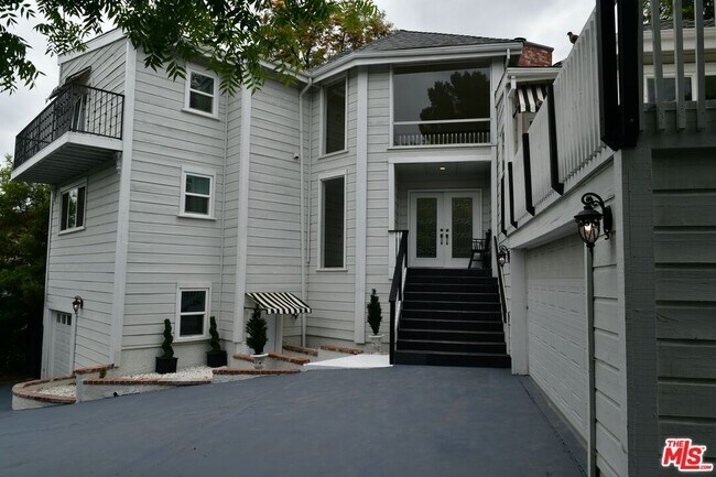 Building Photo - 19555 Oxnard St