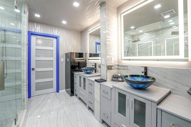 Building Photo - 2531 NE 47th St