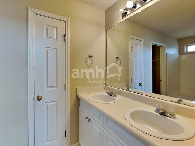 Building Photo - 884 Pin Oak Dr