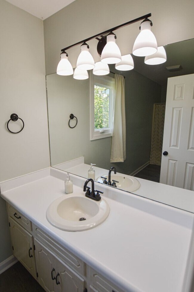 Building Photo - Updated Three Bedroom in Sango!