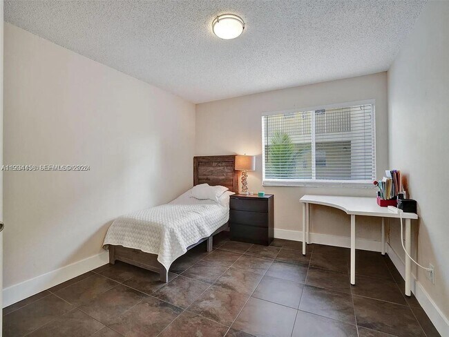 Building Photo - 457 Vista Isles Dr