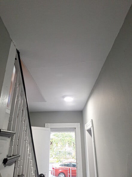 Building Photo - 595 William St