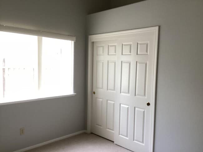 Building Photo - Just listed!